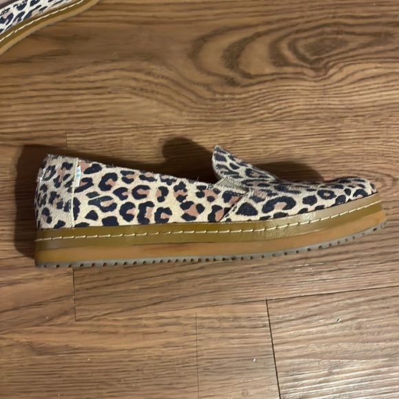 TOMS leopard print slide-on platform flats/sneakers - Picture 3 of 12